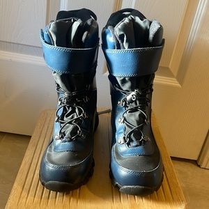 Boy winter snow boot.  Size 4